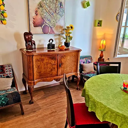 Apartment Tempera By The *