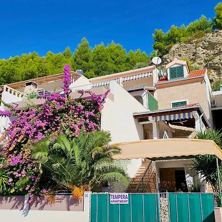 아파트 Tempera By The *