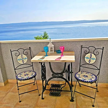 아파트 Tempera By The